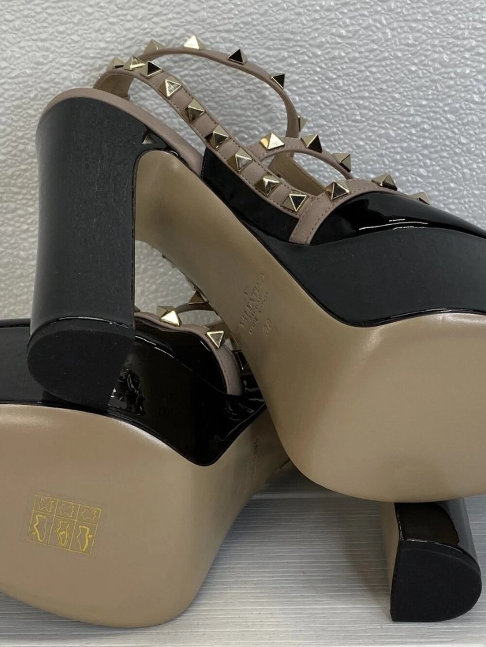 Valentino Garavani Rockstud Cage Womens Size 8 Patent Leather Block Heel Pumps - Picture 7 of 14